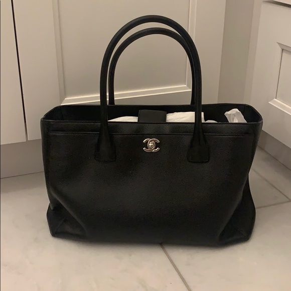 CHANEL Handbags - Chanel Executive Cerf Tote